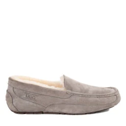 UGG Premium Men Traditional Moccasin -UGG Originals Shop g1 556952dd e603 4585 a99b ebaca2fc0284